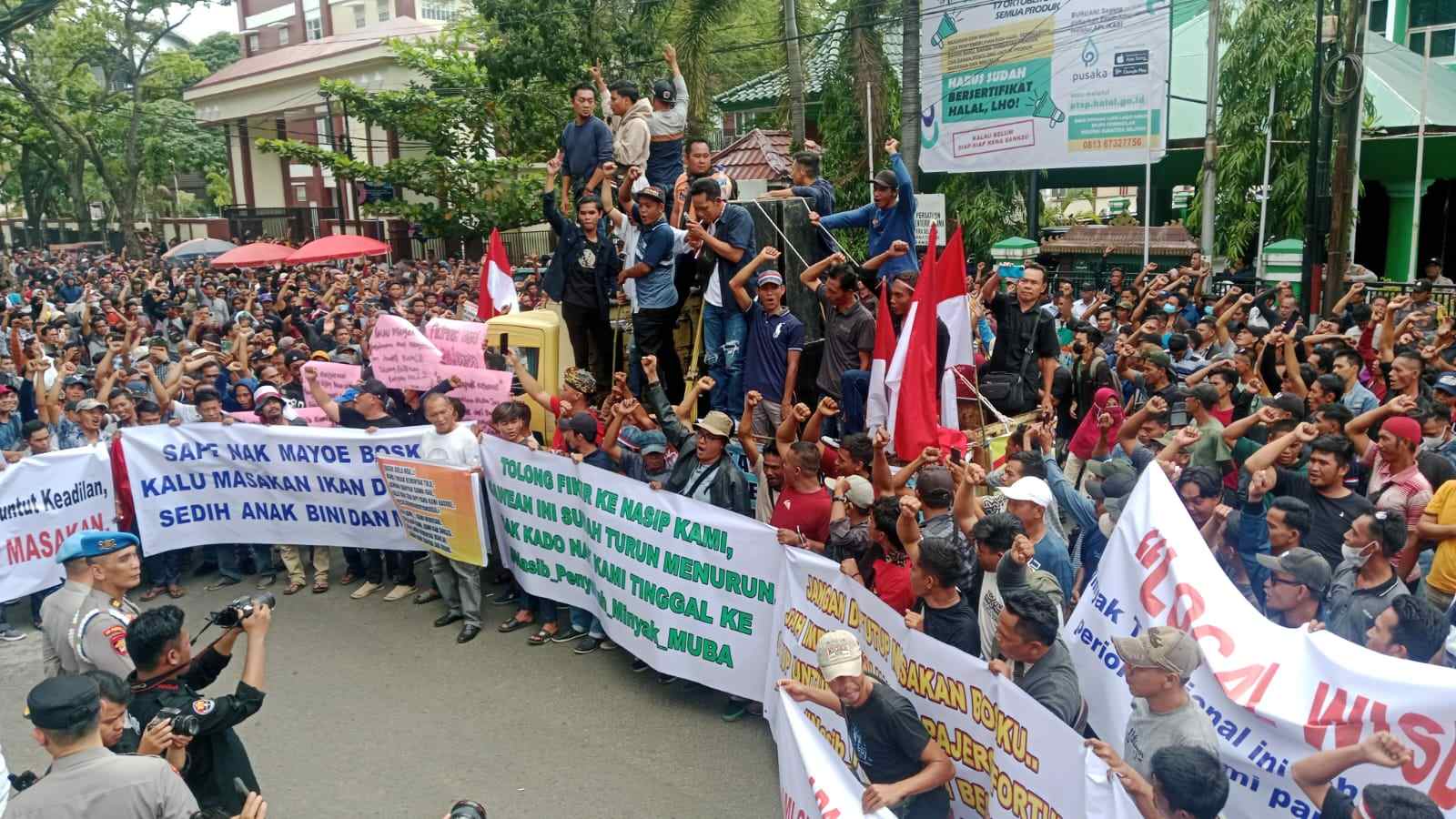 Gelar Aksi di Kantor Gubernur Ribuan Massa Penambang Minyak Muba Turun Ke Palembang, Ini Tuntutan nya 