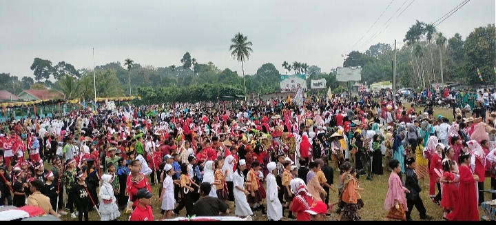 Ribuan Massa Padati Lapangan Sepakbola di Sanga Desa, Ada yang Bawa Senapan Laras Panjang Hingga Meriam