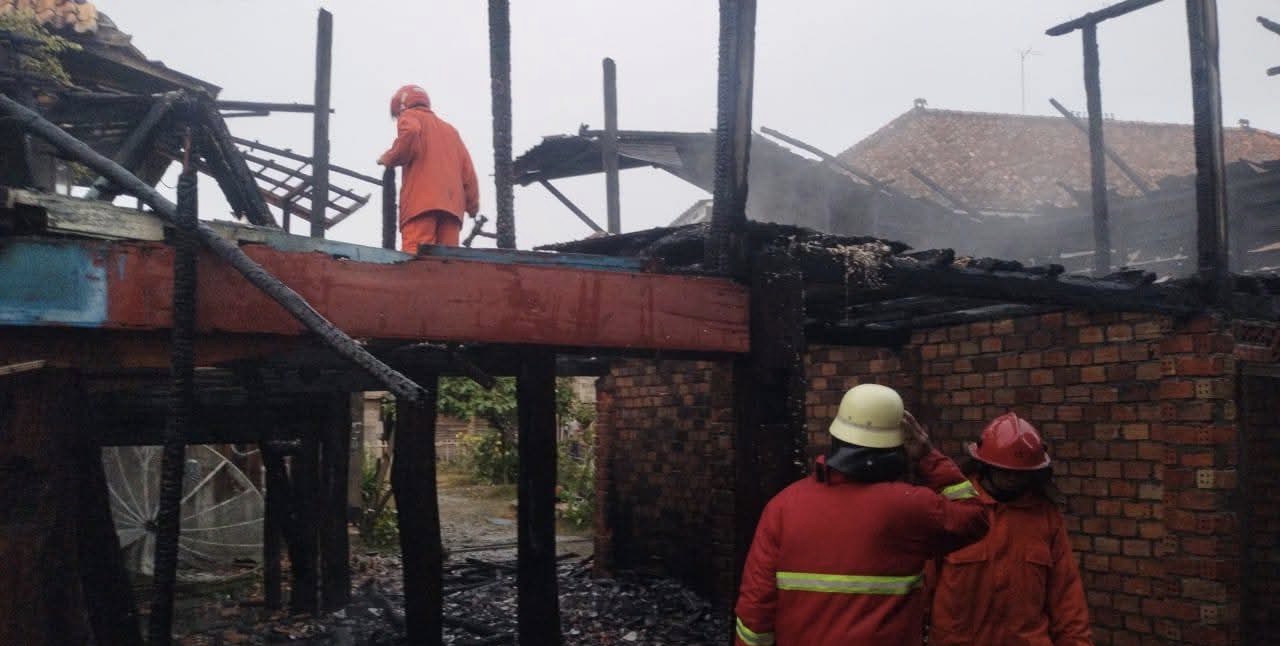 Kebakaran Hanguskan 1 Rumah di Desa Rantau Sialang, Damkar Muba Berhasil Padamkan Api  