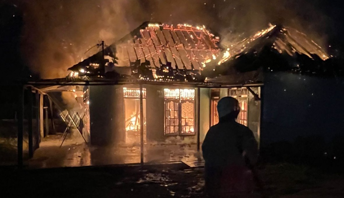 Rumah Warga Bayung Lencir Terbakar Malam Hari, Respons Cepat Petugas Cegah Korban Jiwa