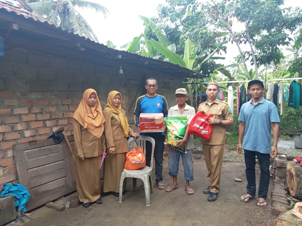 Rumah Warga Rimba Ukur Tertimpa Pohon Pao, Dinsos Salurkan Bantuan