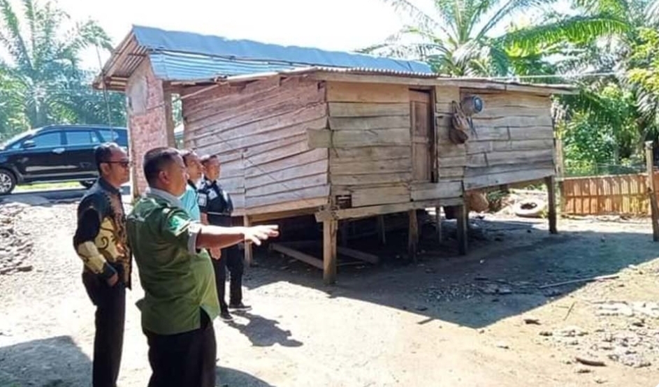 Camat Cek Rumah Warga yang Dapat Program Bedah Rumah di Sanga Desa