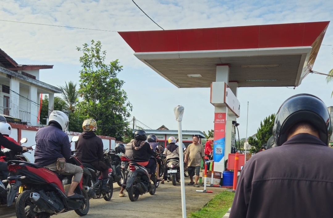 Jelang Idul Fitri, Warga Sekayu Kesulitan Dapatkan BBM, Antrean Kendaraan Mengular di SPBU