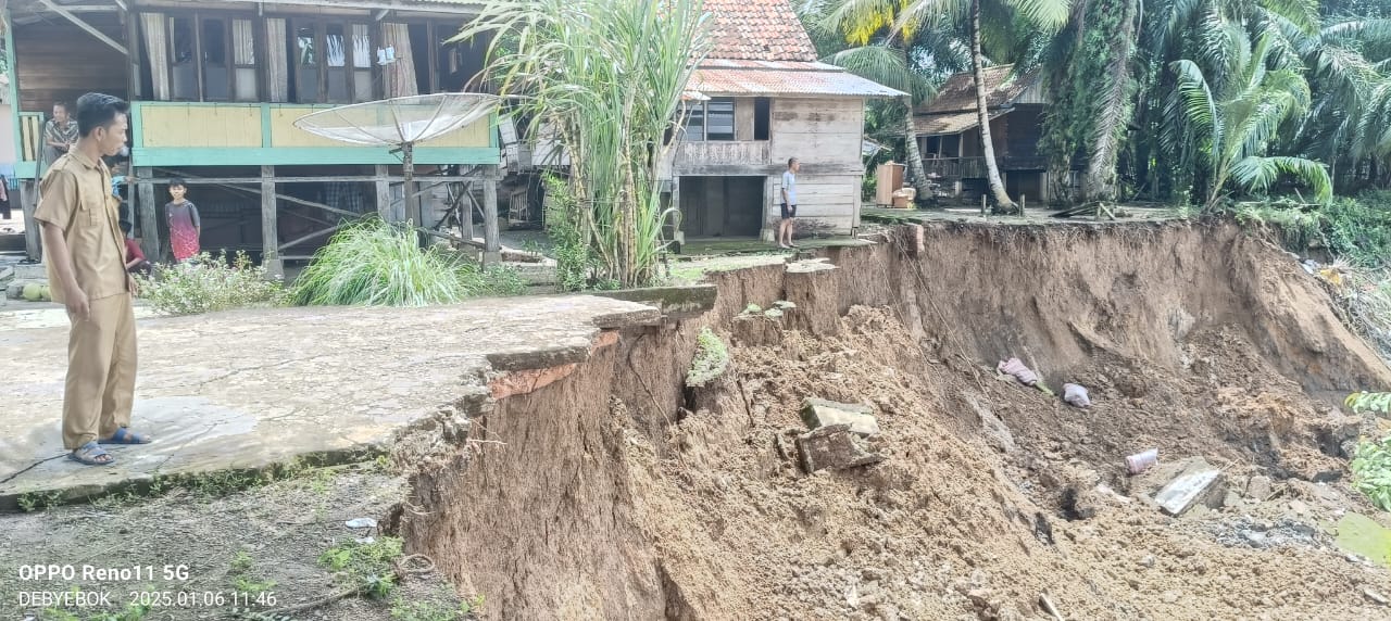 Rumah Terdampak Longsor Tebing Sungai, 2 KK Warga Air Itam Terpaksa Ngungsi