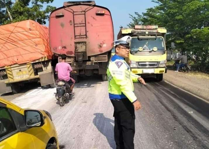 Truk Yang Kecelakaan Sudah Berhasil Dievakuasi, Tim Satlantas Polres Banyuasin Sedang Berupaya Urai Kemacetan