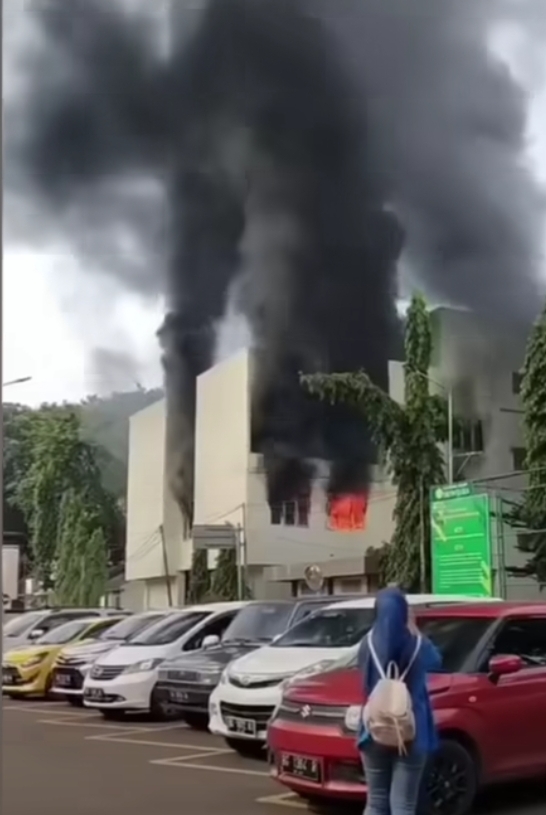 Breaking News! Gedung Politeknik Sriwijaya Terbakar, Penyebabnya...