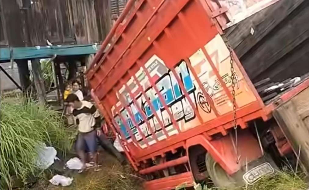 Truk Pengangkut Ikan Terguling di Tikungan Pangeran, Muatan Berserakan ke Saluran Air