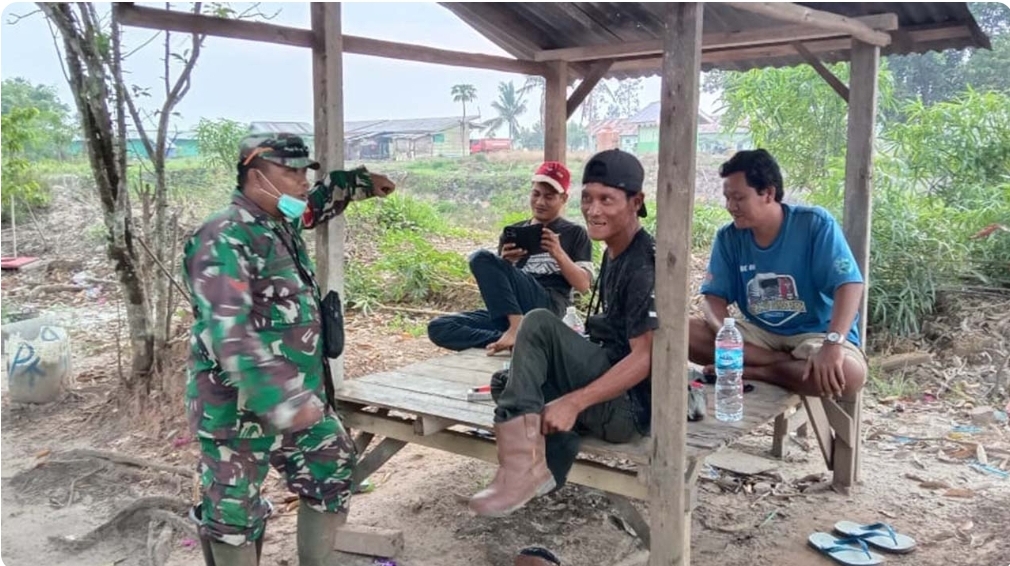 Babinsa Koramil Bayung Lencir Ajak Masyarakat Selalu Jaga Kebersihan Lingkungan