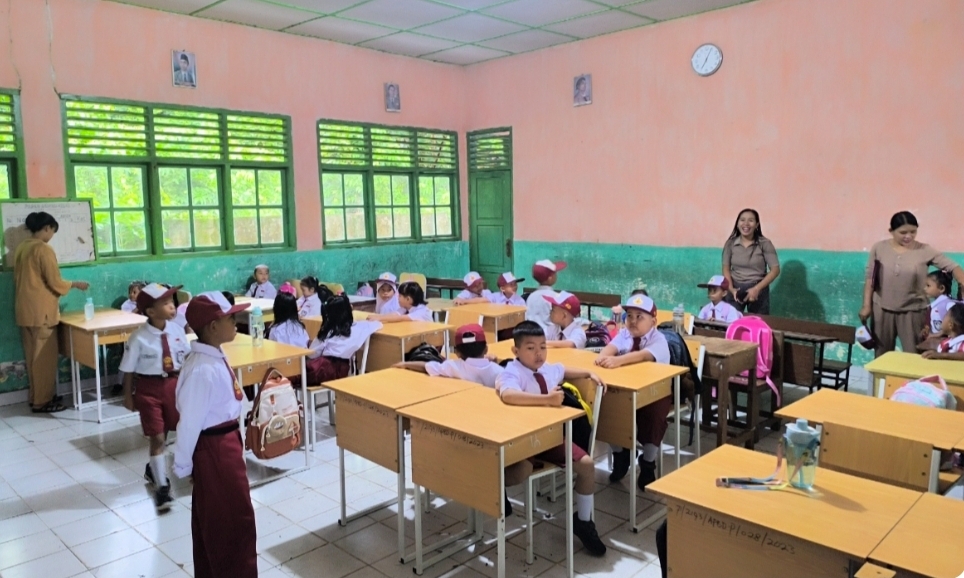 Rebutan Bangku Depan, Hari Pertama Sekolah di Sanga Desa Diwarnai Antusias Orangtua