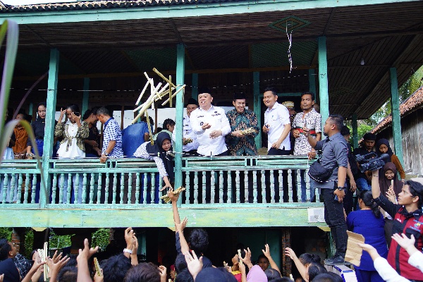 Keseruan Warga Kertayu Berebut Lemang Bareng Pj Bupati Muba Sandi Fahlepi 