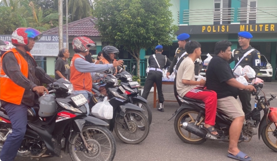 Dansubdenpom Persiapan Sekayu Bagikan Takjil Kepada Masyarakat dan Pengemudi Ojek 