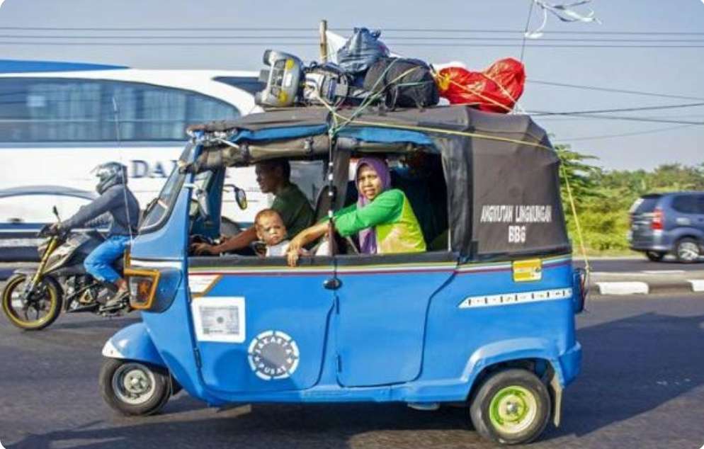 Cerita Unik, Demi Pulang Ke Kampung Halaman, Sekeluarga Naik Bajaj Selama 15 Jam