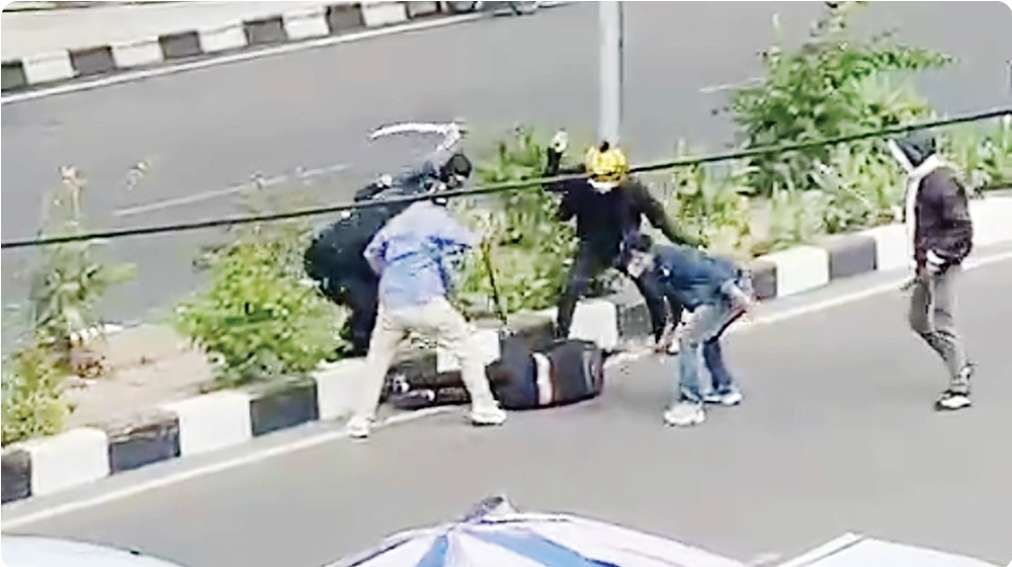 Bentrok Dua Ormas Pecah di Sekitar PS Mall Palembang, Seorang Pria Alami Luka Bacok Parah