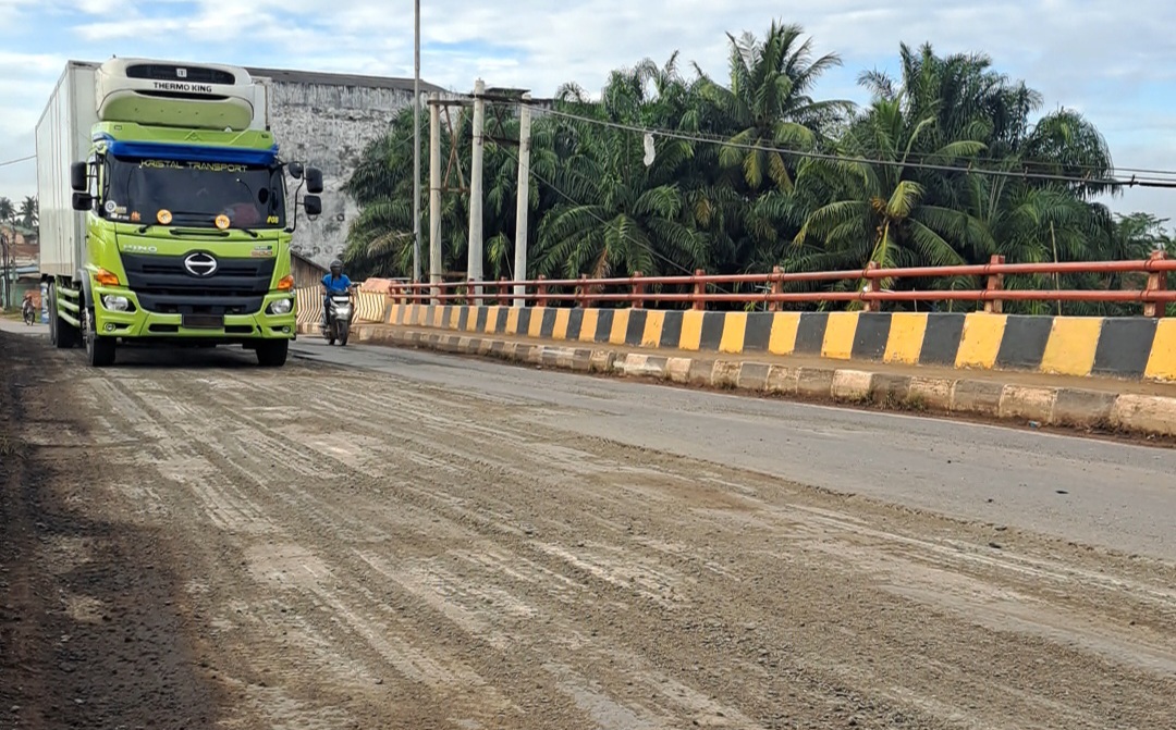 Pengerukan Aspal di Jembatan Sungai Lilin Dikeluhkan Warga dan Pengendara