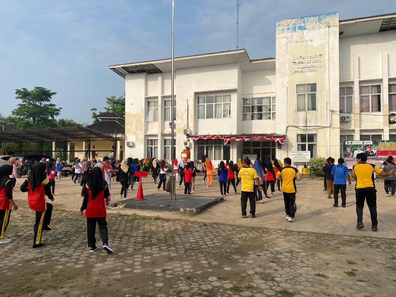 Semarak HUT ke-80 RI, Polsek Tungkal Jaya Gelar Olahraga Bersama Warga Desa Peninggalan