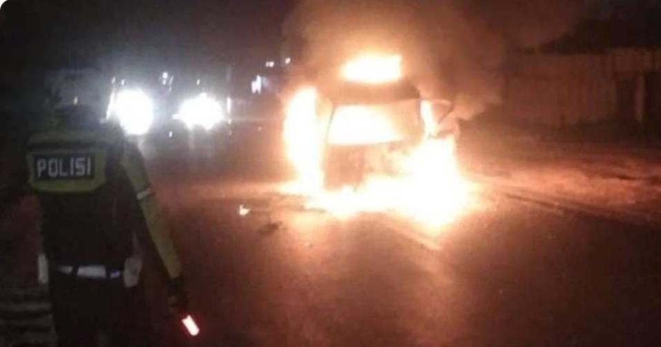 Kecelakaan di Jalintim Palembang - Jambi, Sebuah Minibus Terbakar, Usai Ditabrak Truk