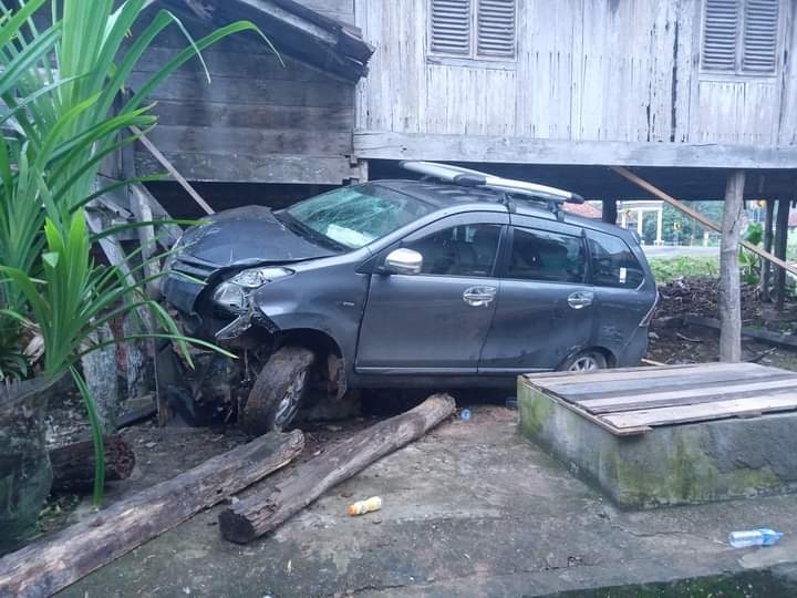 Toyota Avanza Hantam Rumah Warga di Tikungan Pangeran Ngulak III, Begini Kondisinya