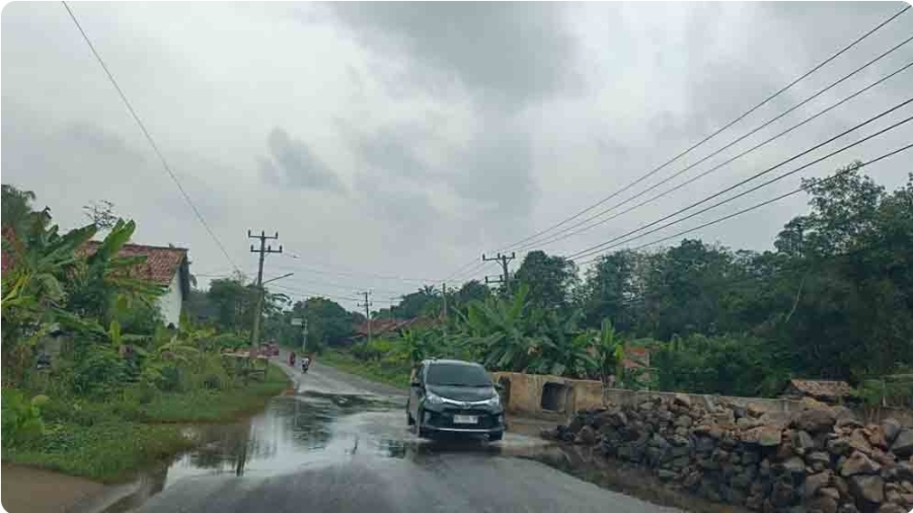 Sering Tergenang Banjir, Pengendara Merasa Terganggu Saat Melintasi Jalinteng di Kecamatan Lais