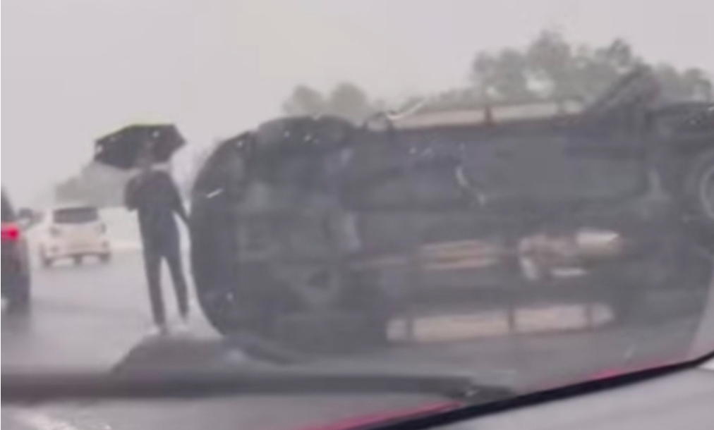 Fortuner Terguling di Tol Palindra Saat Hujan Deras, Dua Penumpang Luka Ringan