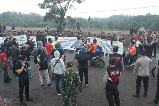 Tuntut Tenaga Kerja Lokal,  Warga Demo PT Bukit Asam