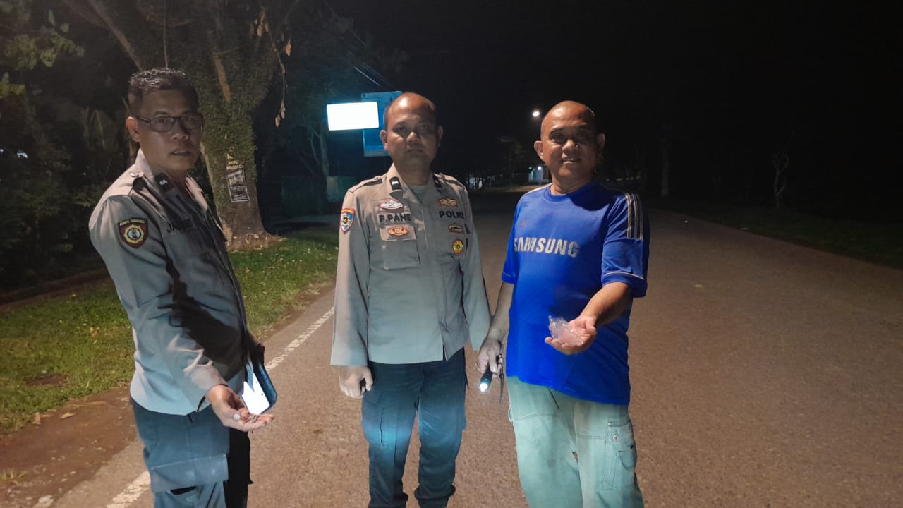 Bhabinkamtibmas dan Warga Sekayu Sigap Bersihkan Jalan dari Sebaran Paku Rivet, Cegah Kecelakaan Lalu Lintas