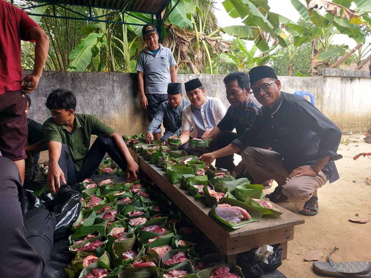 Patuhi Himbauan Pj Bupati Muba, Panitia Bagikan Daging Kurban Tanpa Kantong Plastik