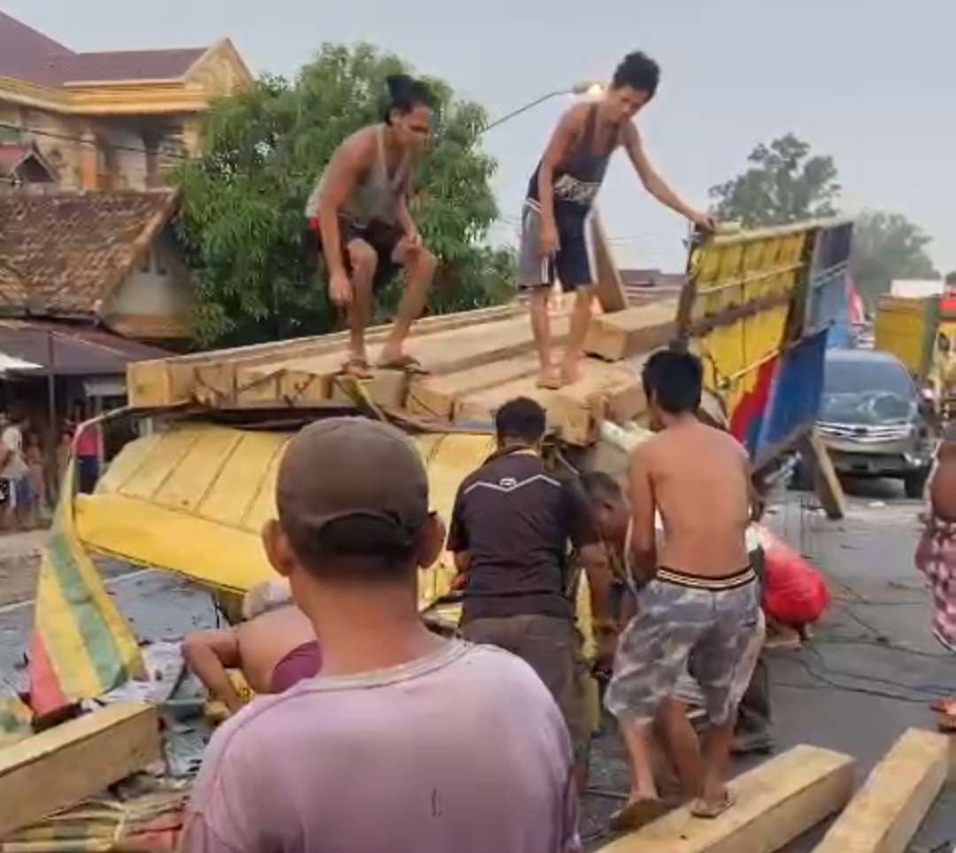 Sopir Truk Bermuatan Kayu Yang Kecelakaan di Pulau Harapan Dikabarkan Meninggal, Identitas Belum Diketahui