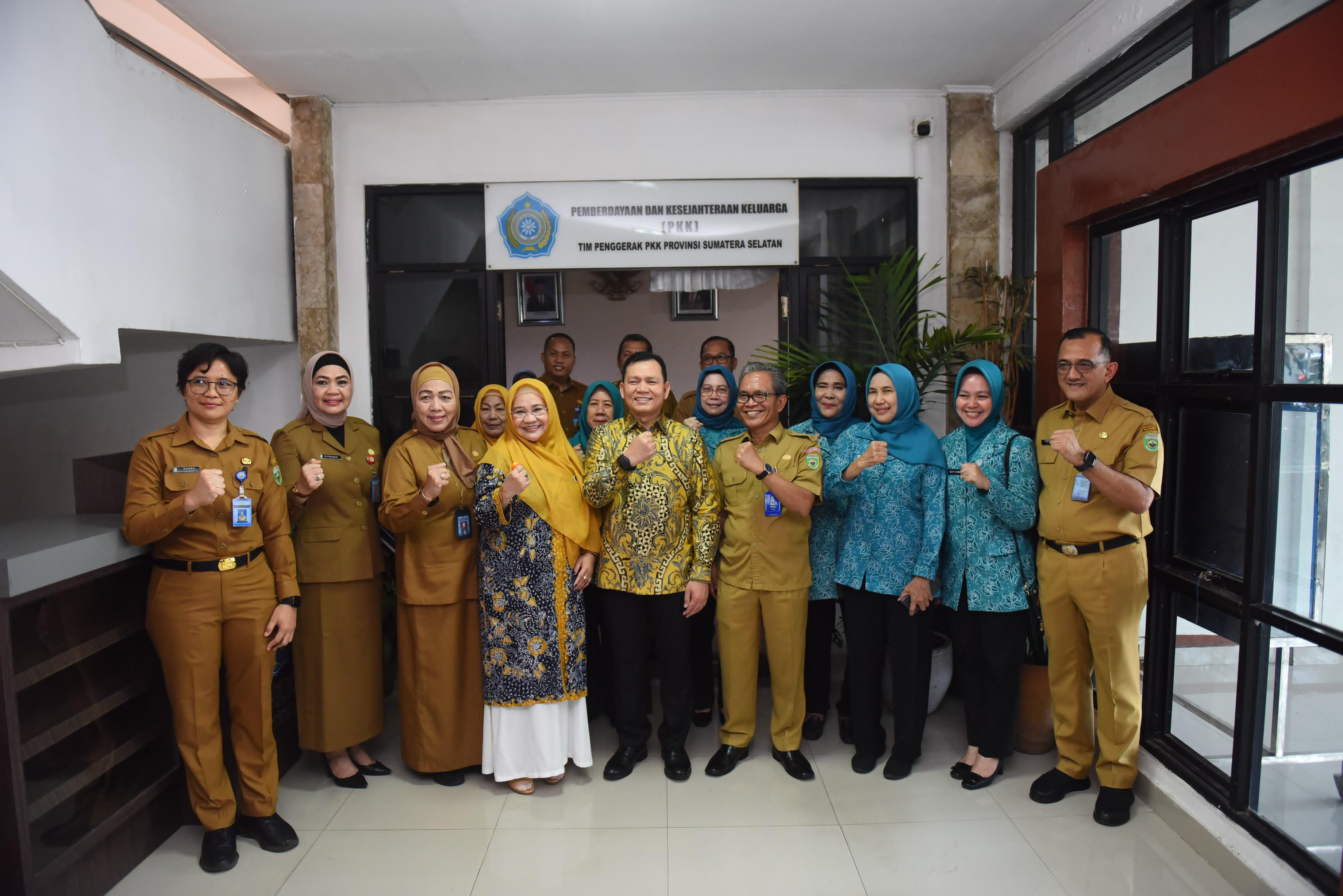 Pj Gubernur Sumsel Elen Setiadi Disambut Hangat Para Pegawai Saat Lakukan  Sidak di Kantor Gubernur