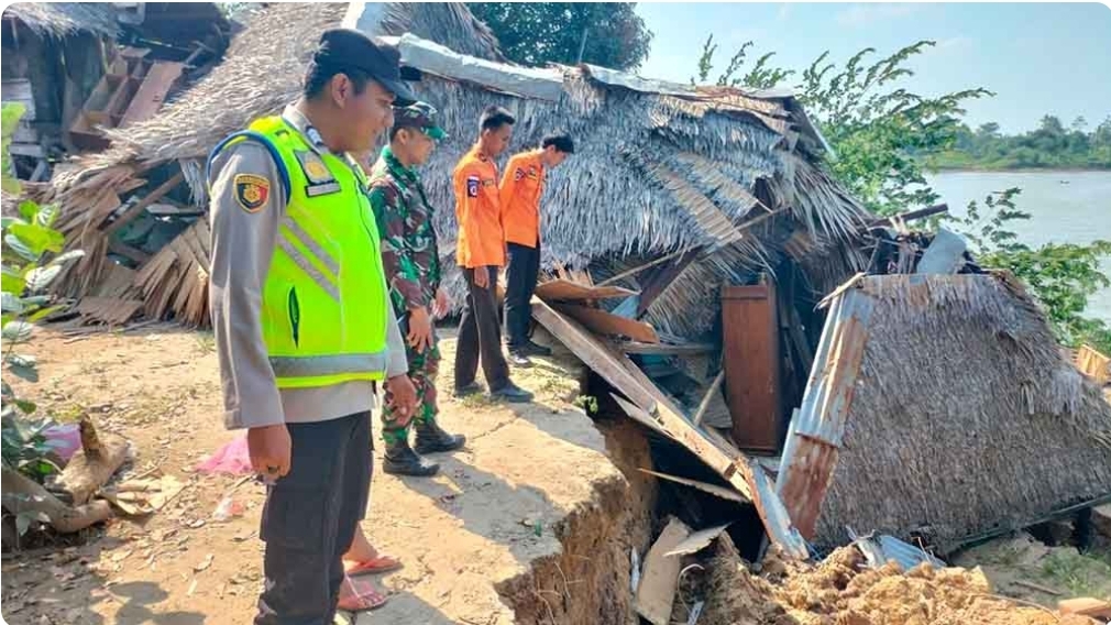 Tanah Longsor, 1 Unit Rumah Warga Ogan Ilir Nyaris Nyemplung ke Sungai Ogan