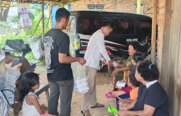 Puluhan Pemuda GPSL Sungai Lilin Bagikan 100 Nasi Kotak ke Anak Yatim dan Lansia