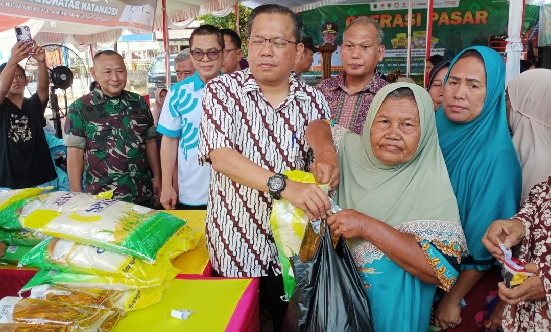 Warga Batanghari Leko Sumringah, Paket Sembako dan Gas Subsidi Diserbu Saat Operasi Pasar Murah