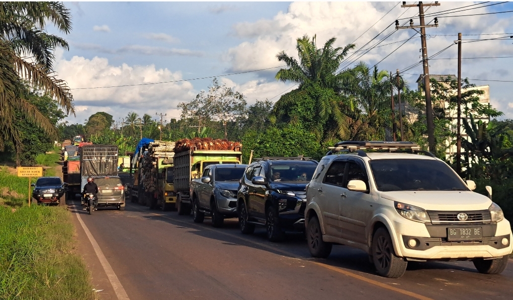 Truk Tronton Rusak, Jalintim Sungai Lilin Terjadi Kemacetan