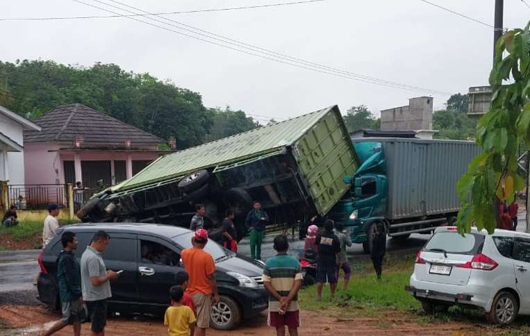 Tru Box Mengalami Kecelakaan, Arus Lalu Lintas Palembang Jambi Macet Panjang 