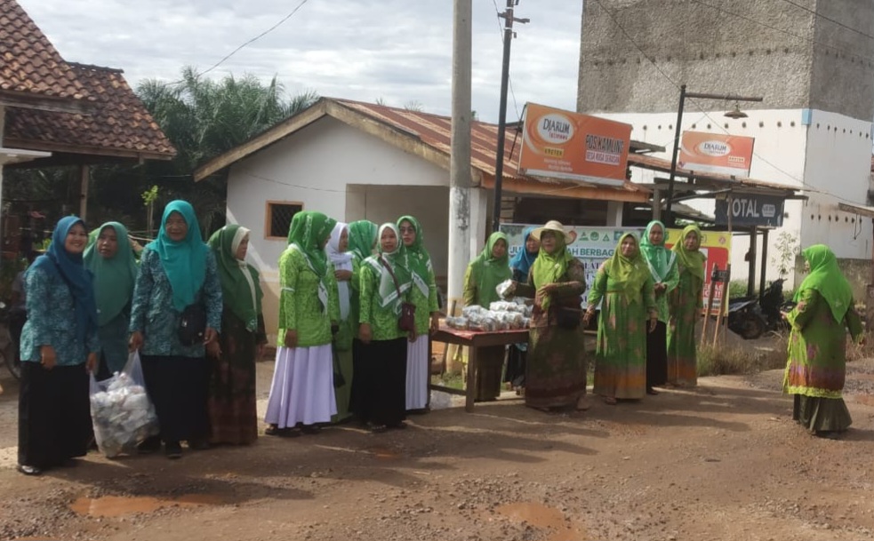 TP PKK dan Muslimat Desa Nusa Serasan Bagikan Takjil Gratis