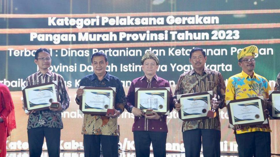 Pj Gubernur  Elen Setiadi Terima Penghargaan Bapanas Award dari Badan Pangan Nasional