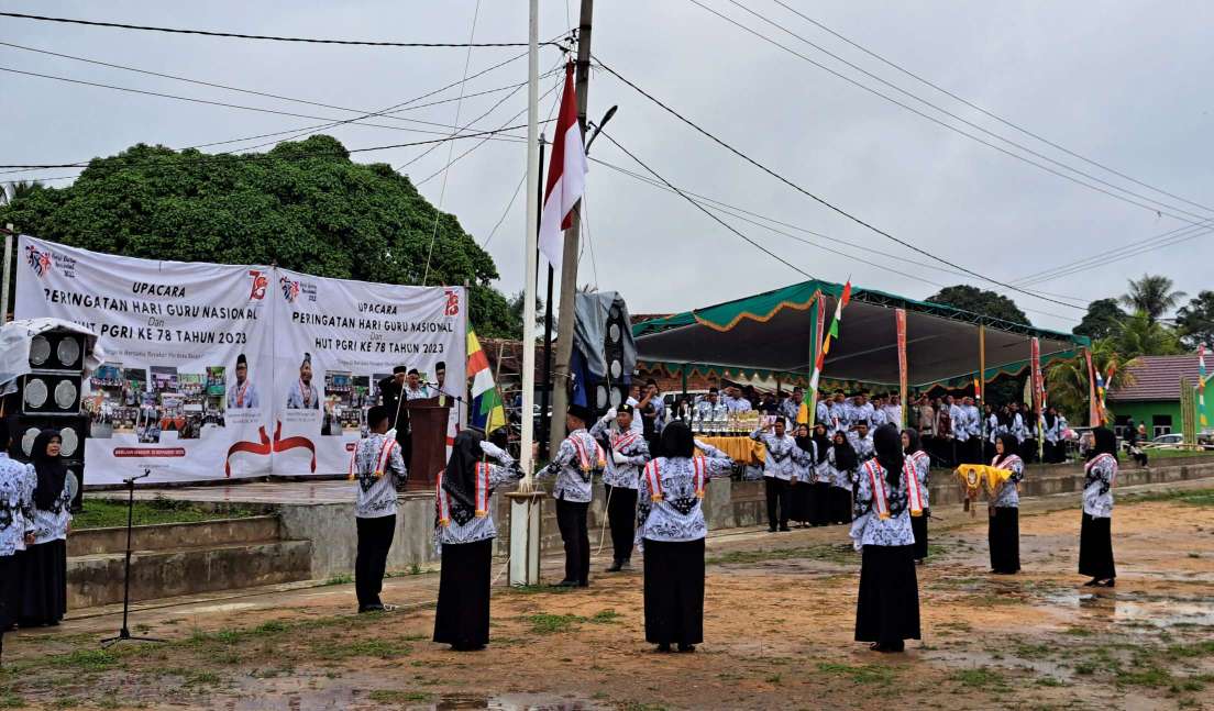 Peringati Hari Guru dan HUT PGRI Ke-78, Pengurus PGRI Sungai Lilin Gelar Upacara 