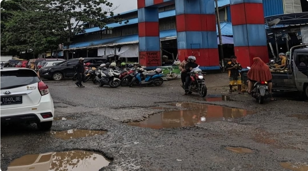 Jalan Depan Pasar Randik Sekayu Makin Memprihatinkan, Warga Berharap Perhatian Pemerintah