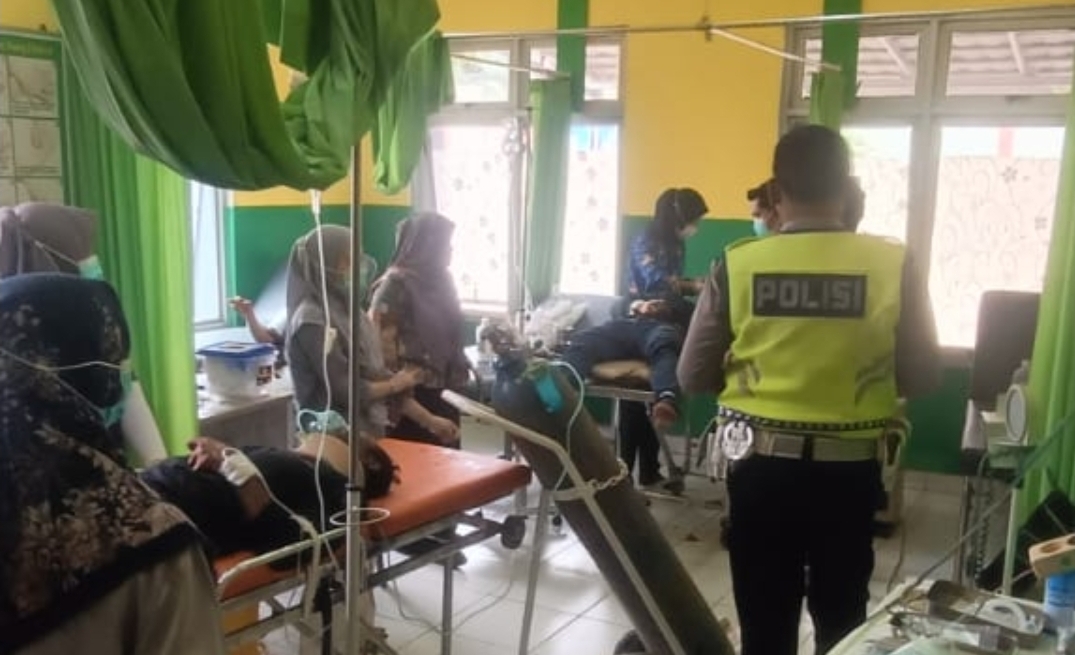 Truk Terbalik di Jalintim Palembang–Jambi, Dua Pengendara Motor Luka-Luka