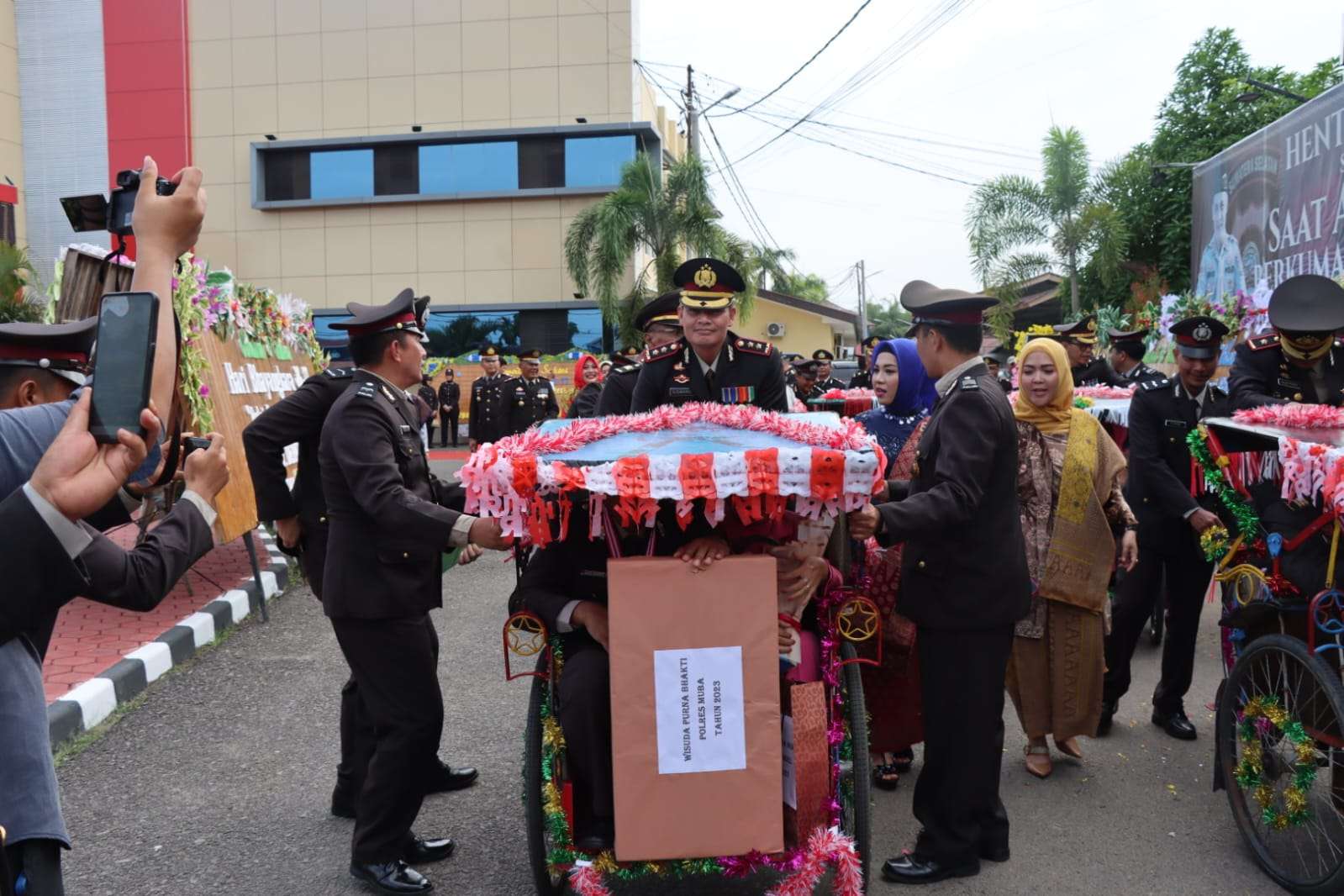 Kapolres Muba Kayuh Becak, Antar Anggota Polres Yang Masuk Purna Bakti