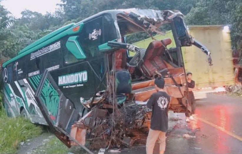 Bus Rombongan Santri dari Jawa ke Jambi Kecelakaan di Tungkal Jaya, 1 Meninggal 11 Luka-luka 