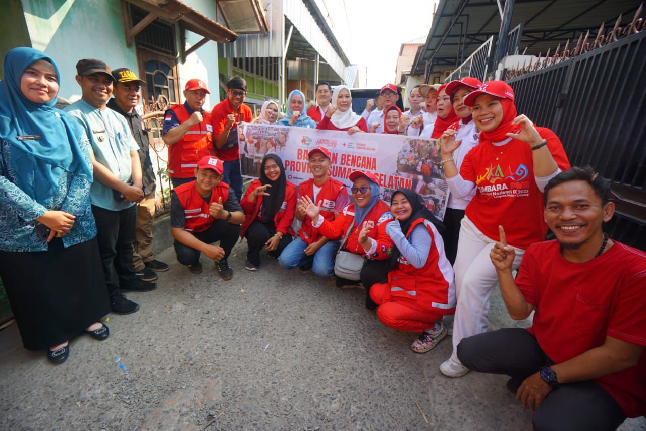 Feby Deru Tinjau Korban Kebakaran 11 Rumah di Seberang Ulu I, Serahkan Bantuan 