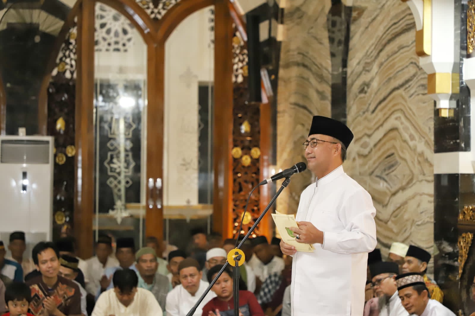 Bareng Istri, Pj Bupati Apriyadi Hadiri Maulid Nabi di Masjid Raya Abdul Kadim