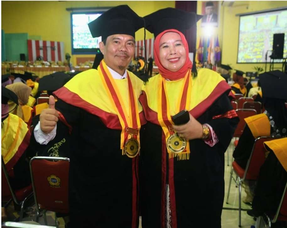 Pasangan Doktor Hukum, Muslimin dan Oslita Resmi Wisuda