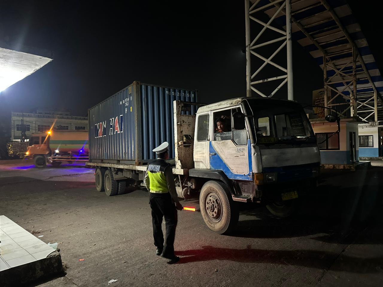 KRYD Pasca Lebaran, Polisi 'Saring' Truk ODOL di Gerbang Palembang