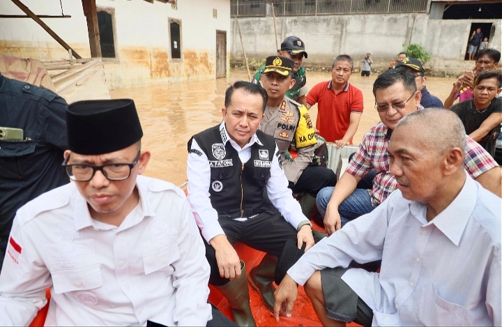 Beri Bantuan Langsung, Pj Gubernur Agus Fatoni Gunakan Perahu Karet Tinjau Lokasi Banjir di Kabupaten OKU