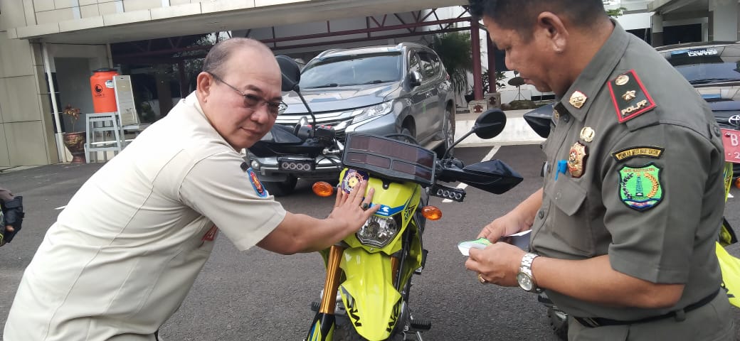 Beri Contoh, Sepeda Motor Personil Satpol PP Musi Banyuasin Dipasangi Stiker