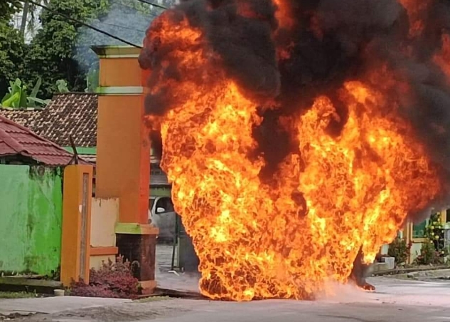 Minibus di OKU Selatan Terbakar, Sempat Tabrak Gerbang Kemenag