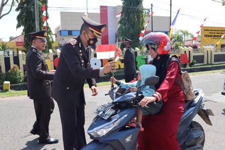 Stop Pengendara, Bagikan Bendera dan Telok Abang 