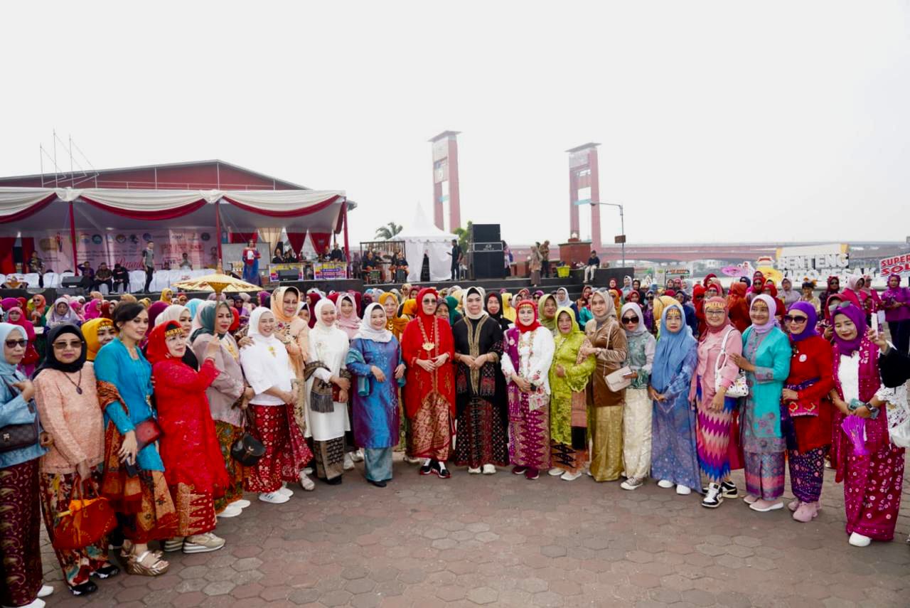 Pj Ketua TP PKK Sumsel Hadiri Peringatan Hari Kebaya Nasional (HKN) Perdana di BKB Palembang