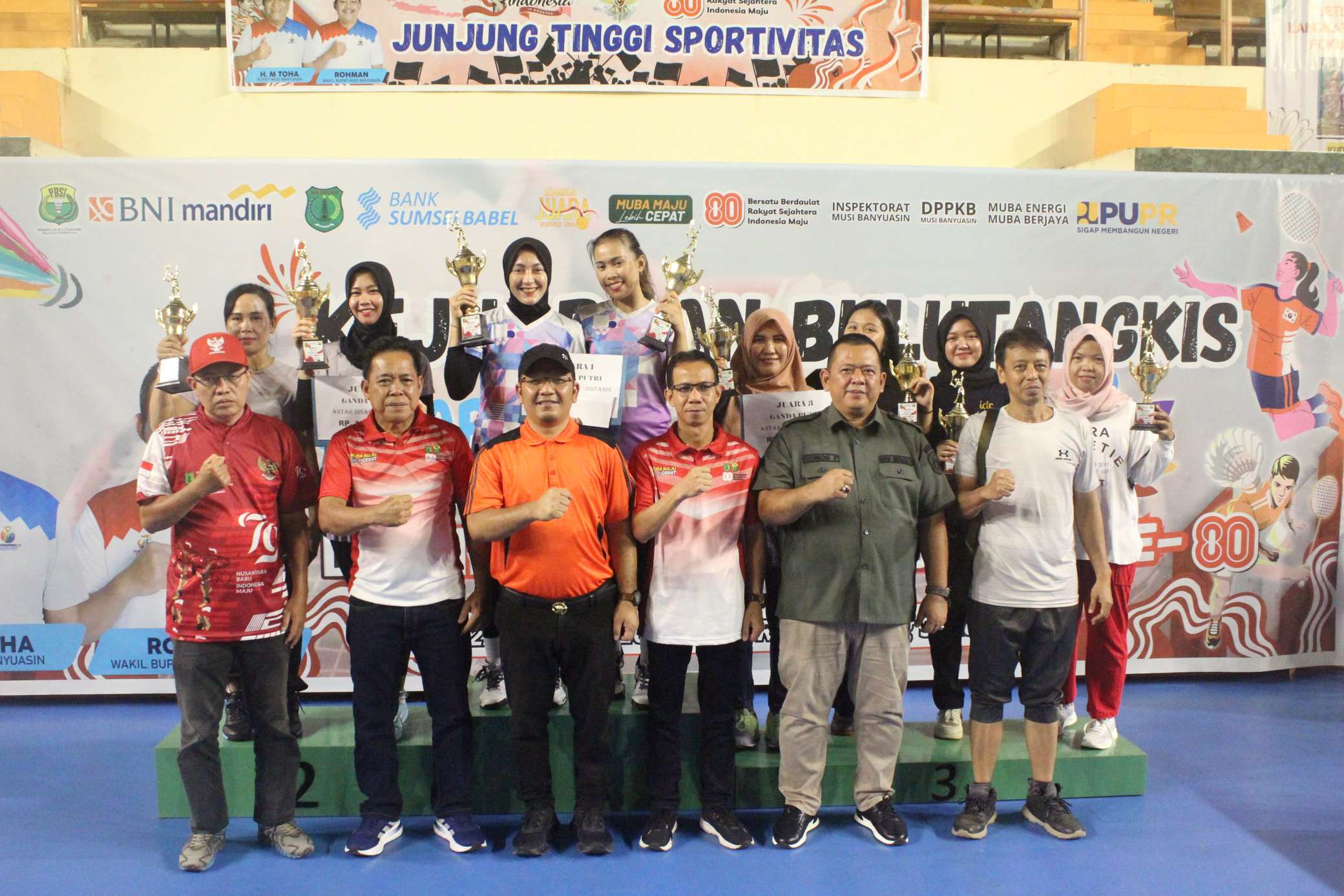 Turnamen Bulu Tangkis Muba Resmi Ditutup, Atlet Berprestasi Terima Penghargaan
